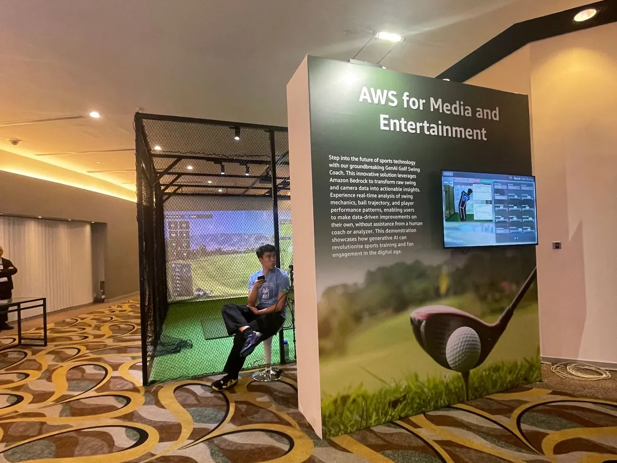 AWS 活動現場的高爾夫球模擬器圍網及顯示設備
